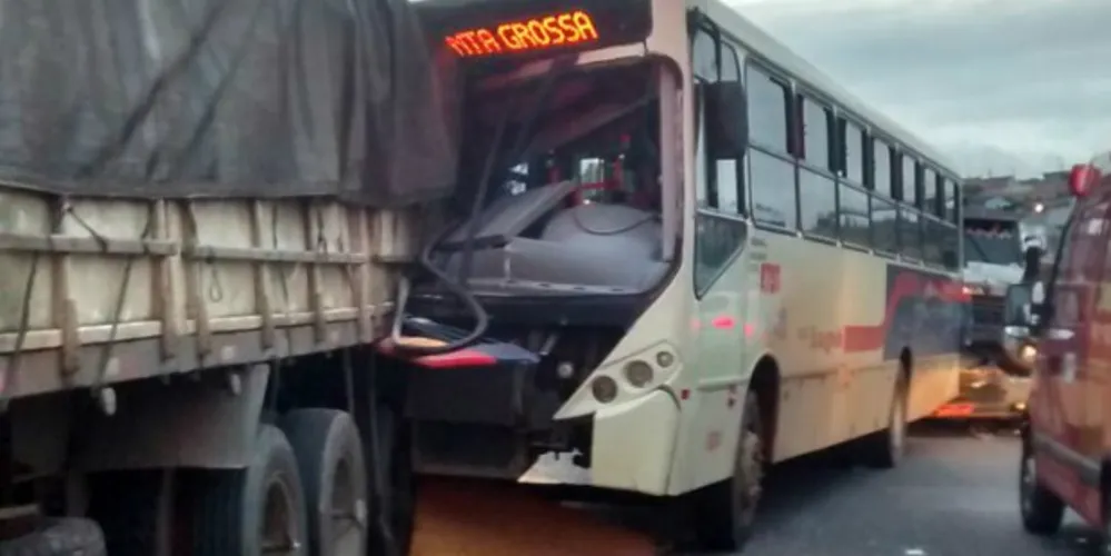 Imagem ilustrativa da imagem Colisão envolve sete veículos e atinge viatura da PM