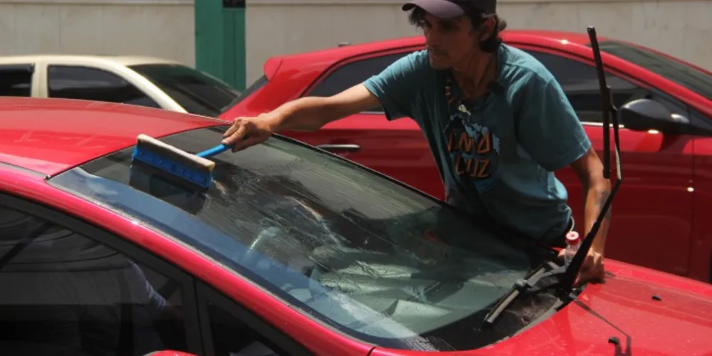 Imagem ilustrativa da imagem Argentino ganha vida limpando para-brisas de carros em PG 
