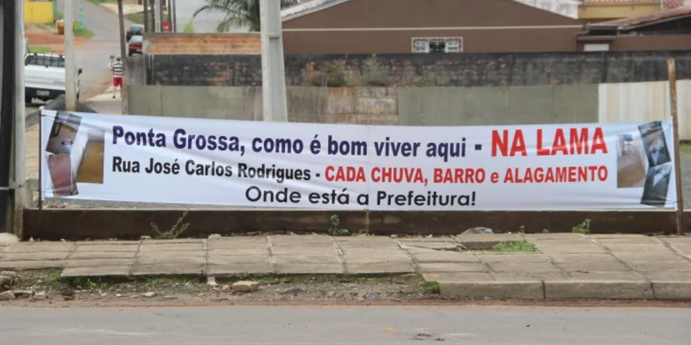 Imagem ilustrativa da imagem Uvaranas detona prefeito de PG com faixas 