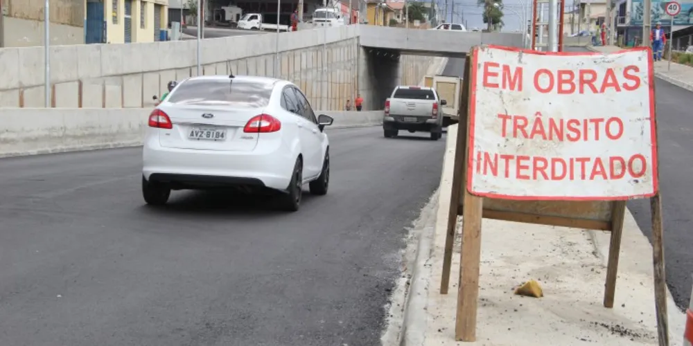 Imagem ilustrativa da imagem Motoristas ‘furam’ bloqueio e usam trincheira da Ernesto Vilela