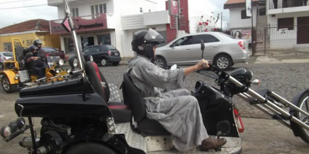 Imagem ilustrativa da imagem ‘Padre Motoqueiro’ celebra missa na Icthus nesta terça
