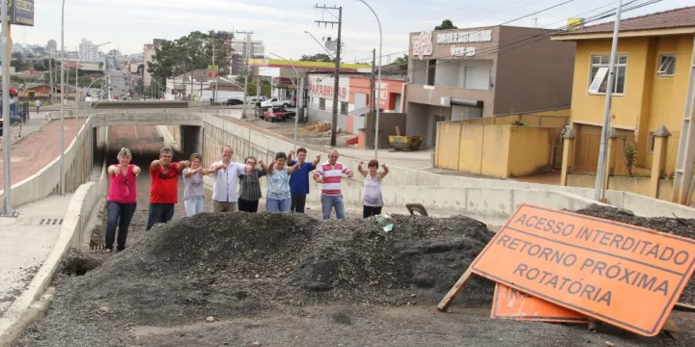 Imagem ilustrativa da imagem Moradores protestam por demora em obras na trincheira