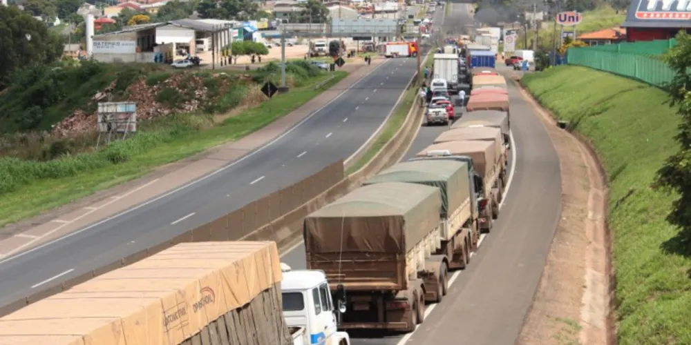 Imagem ilustrativa da imagem Caminhoneiros marcam paralisação e sinalizam greve