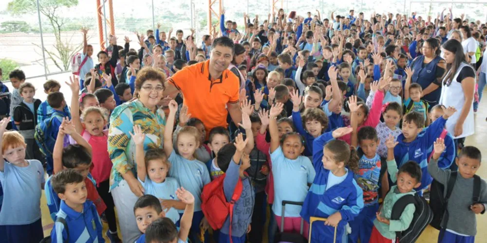 Imagem ilustrativa da imagem PG entrega uniformes e material escolar para rede municipal