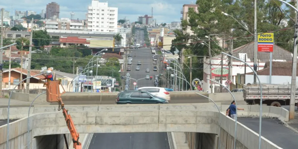 Imagem ilustrativa da imagem Richa vem a PG e inaugura trincheira da Ernesto Vilela