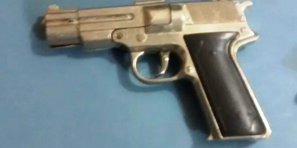 Imagem ilustrativa da imagem Polícia apreende simulacro com suspeito de assalto em farmácia