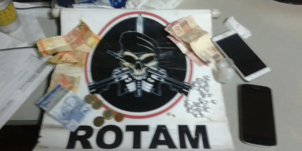 Imagem ilustrativa da imagem Rotam prende cinco pessoas com 34 pedras de crack em TB