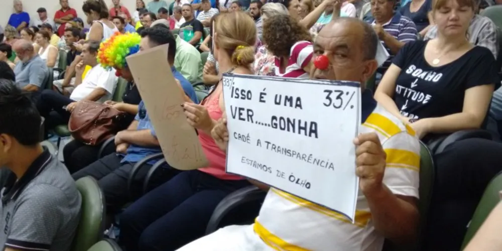 Imagem ilustrativa da imagem População protesta e obriga vereadores a encerrar sessão