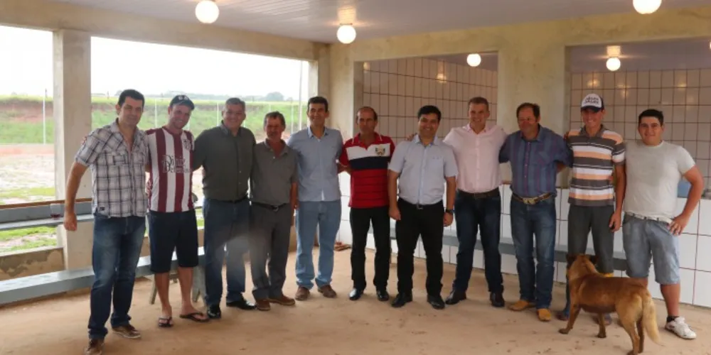 Imagem ilustrativa da imagem Comitiva visita obras em Centro Esportivo de Irati