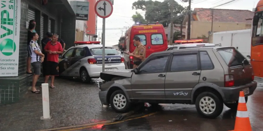 Imagem ilustrativa da imagem Viatura da Guarda bate em carro e fere gestante de 9 meses