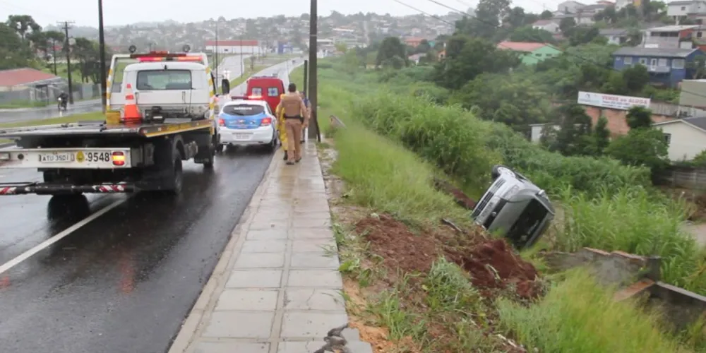 Imagem ilustrativa da imagem Motorista passa em poça, perde controle e 'despenca' em PG