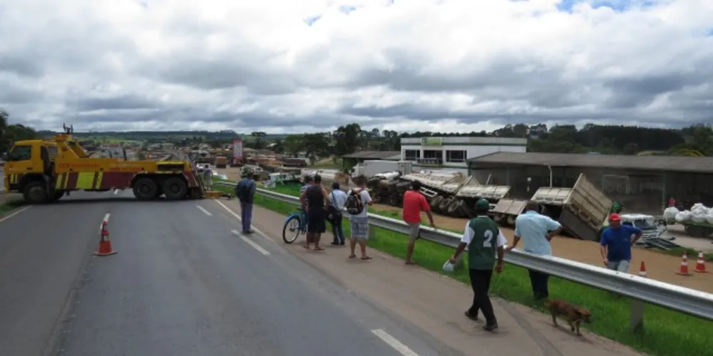Imagem ilustrativa da imagem Carreta tomba e RodoNorte interdita PR-151 em Carambeí