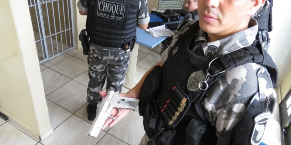 Imagem ilustrativa da imagem Homem se enrola, deixa arma falsa cair e acaba preso pela PM