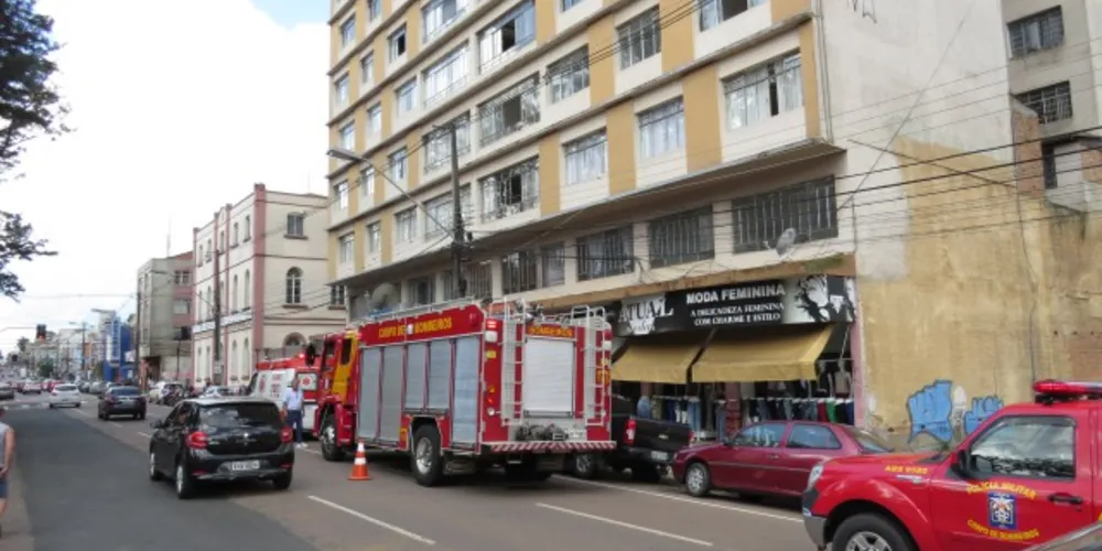 Imagem ilustrativa da imagem Equipe do Samu fica presa no elevador ao atender idosa