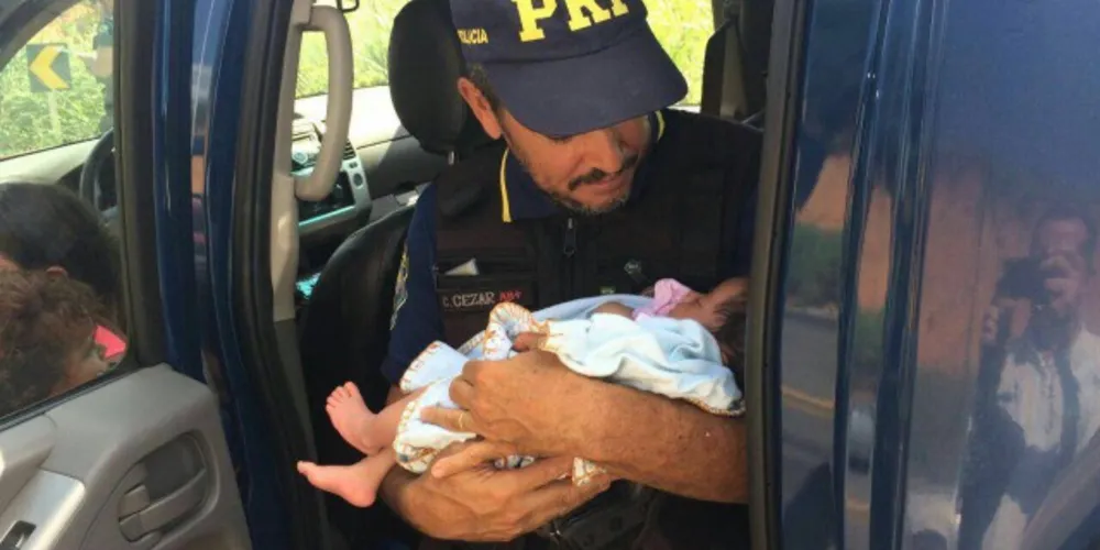 Imagem ilustrativa da imagem Policial acalenta bebê enquanto mãe acidentada é atendida 