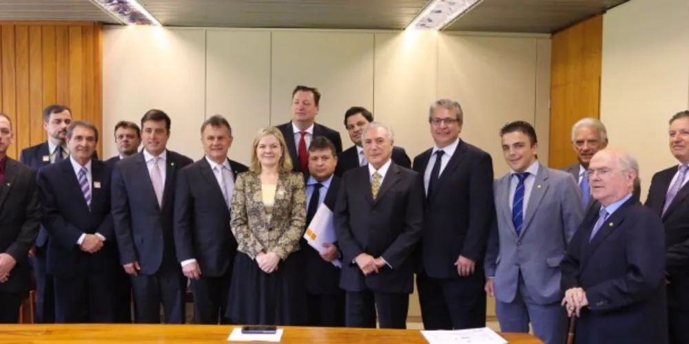 Imagem ilustrativa da imagem Temer recebe comitiva para discutir usina de xisto da região
