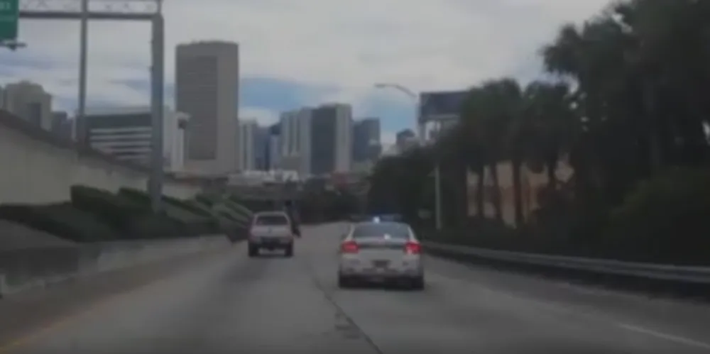 Imagem ilustrativa da imagem Motorista persegue policial que ultrapassou limite de velocidade