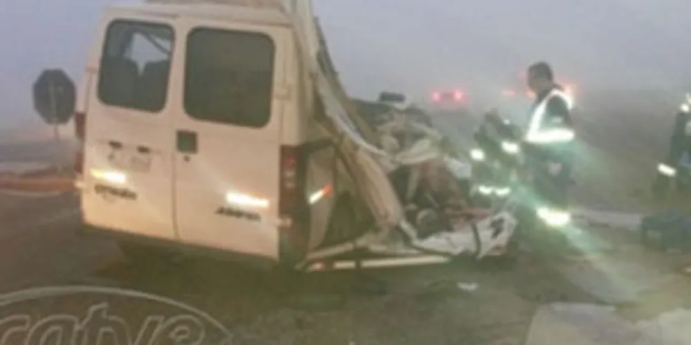 Imagem ilustrativa da imagem Cinco pacientes morrem em acidente com van e caminhões
