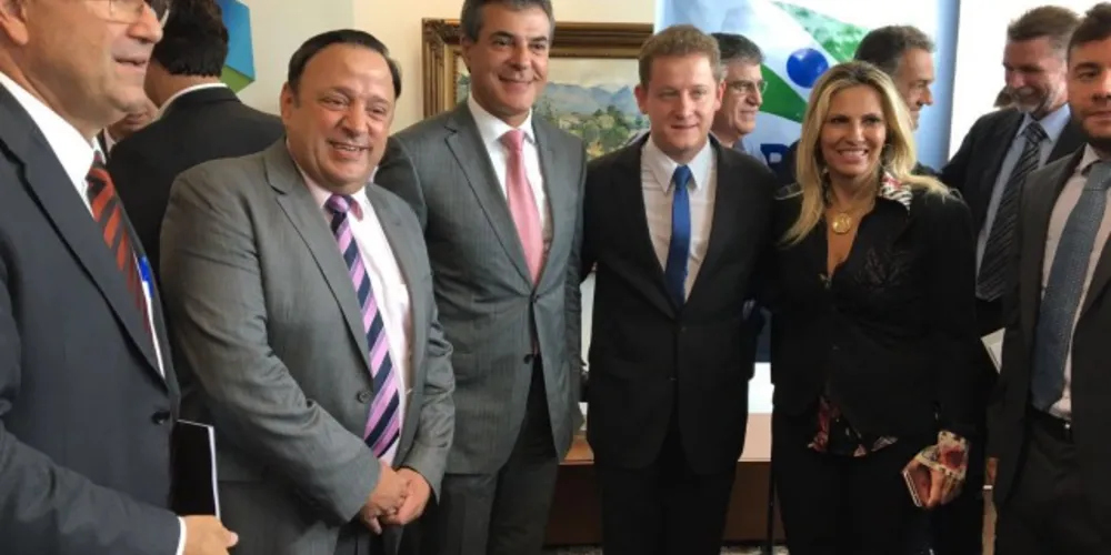 Imagem ilustrativa da imagem Selski e Richa assinam contrato para instalação da Tirol