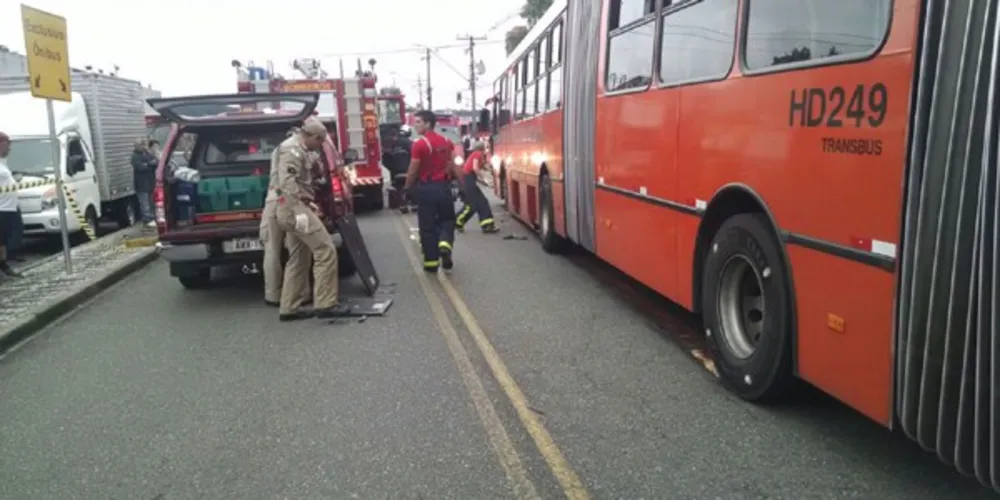 Imagem ilustrativa da imagem Idoso morre esmagado por roda de biarticulado em Curitiba