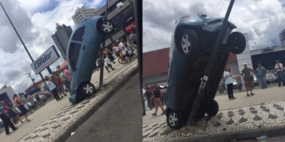 Imagem ilustrativa da imagem Motorista tenta estacionar carro, dá a ré e ‘sobe’ em poste
