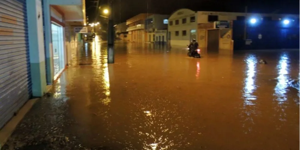 Imagem ilustrativa da imagem Chuva alaga principais ruas de Prudentópolis