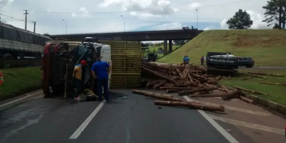 Imagem ilustrativa da imagem Caminhão tomba na BR-376 e bloqueia rodovia em PG