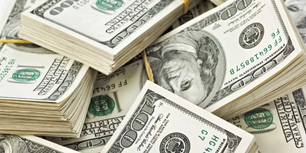 Imagem ilustrativa da imagem Dólar atinge R$ 3,90 e fecha semana em queda de 3%