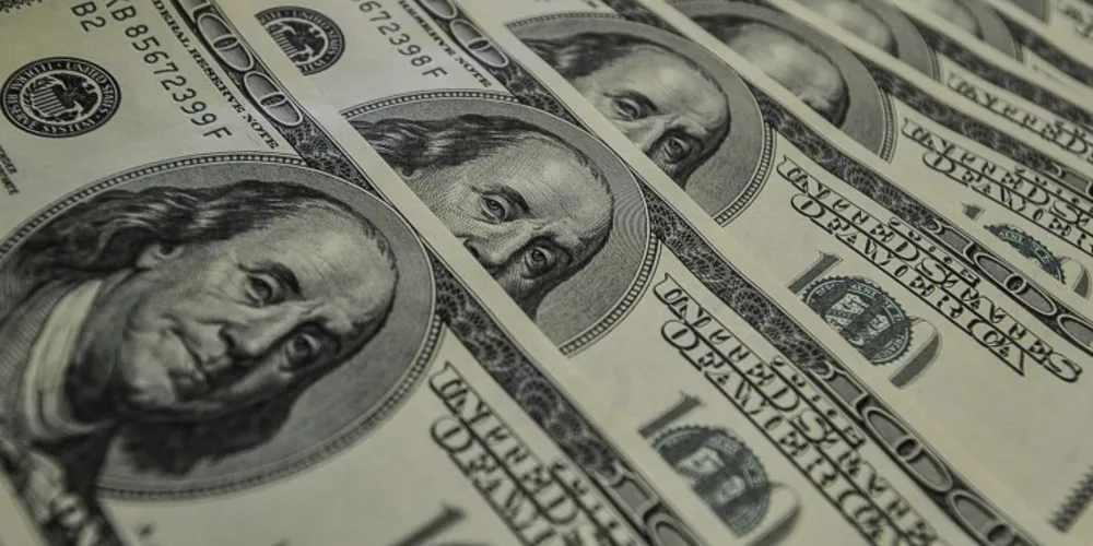 Imagem ilustrativa da imagem Dólar aproxima-se de R$ 4 e encerra semana em alta