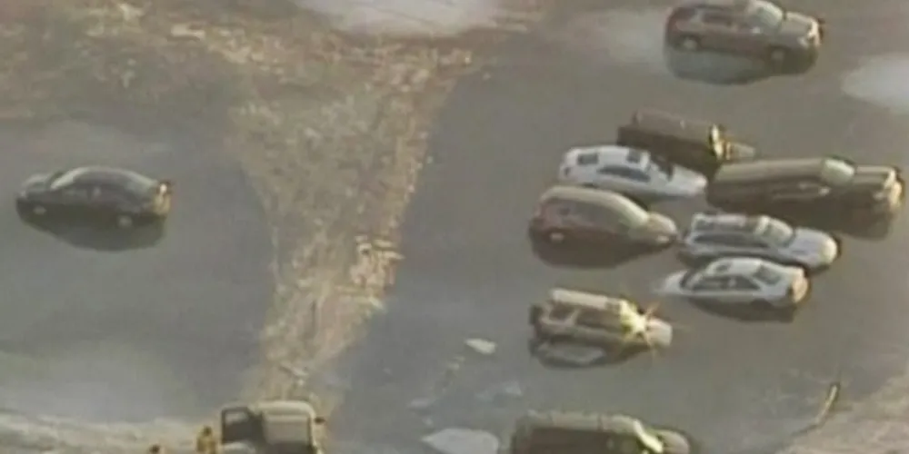 Imagem ilustrativa da imagem Lago congelado usado como estacionamento derrete e carros afundam