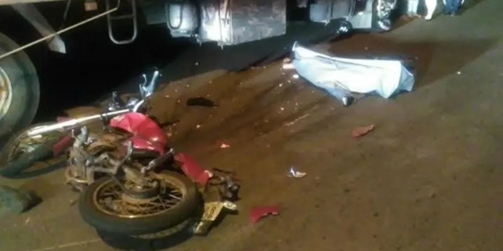 Imagem ilustrativa da imagem Homem cai de moto e roda de carreta 'esmaga' cabeça no PR