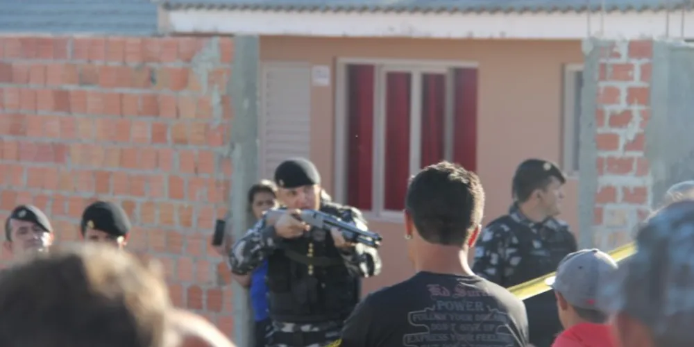 Imagem ilustrativa da imagem Ação policial em Irati termina com uma morte e três prisões