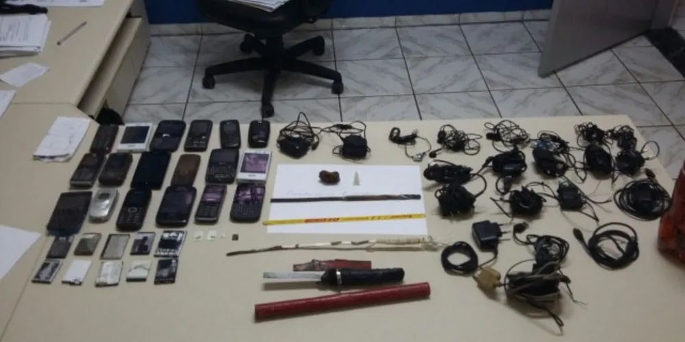 Imagem ilustrativa da imagem Policiais apreendem 18 celulares em cadeia na região