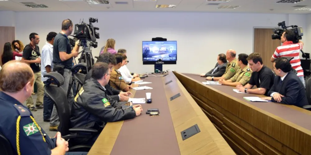 Imagem ilustrativa da imagem Quadrilha que roubava mansões no PR é presa com R$ 80 mil