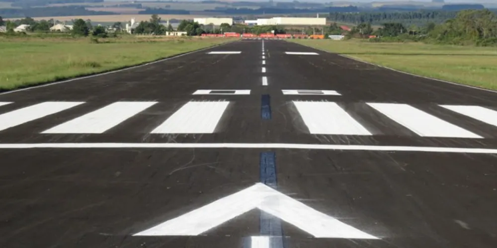 Imagem ilustrativa da imagem Pintura da pista do Aeroporto Santana é concluída