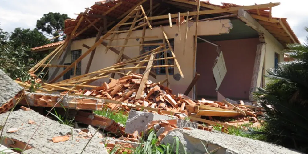 Imagem ilustrativa da imagem Casa destruída por caminhão expõe drama de mulher