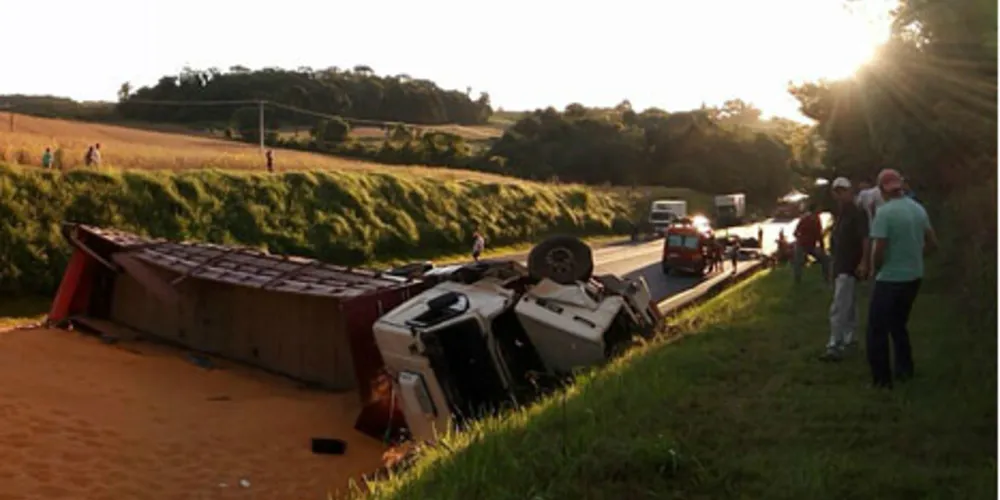 Imagem ilustrativa da imagem Carreta carregada de milho tomba e interdita BR-277