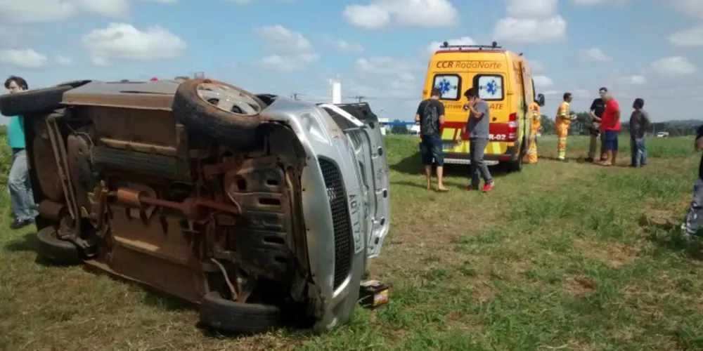 Imagem ilustrativa da imagem Carro é 'fechado', capota e mulher fica ferida na BR-376