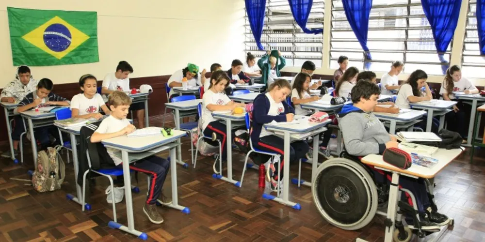 Imagem ilustrativa da imagem Escolas estaduais já receberam 240 mil novas carteiras e cadeiras