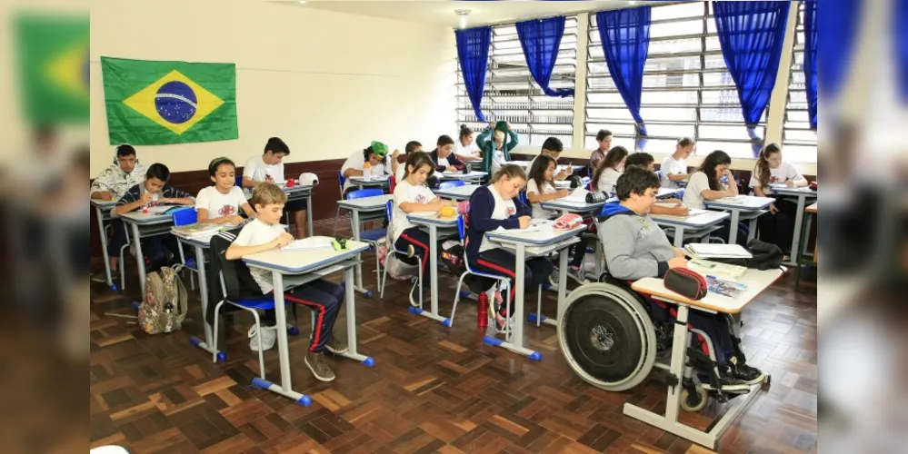 Imagem ilustrativa da imagem Escolas estaduais já receberam 240 mil novas carteiras e cadeiras