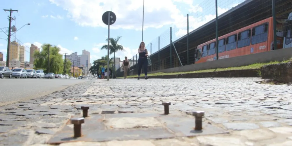 Imagem ilustrativa da imagem Desleixo da Prefeitura de PG coloca pedestres em risco 