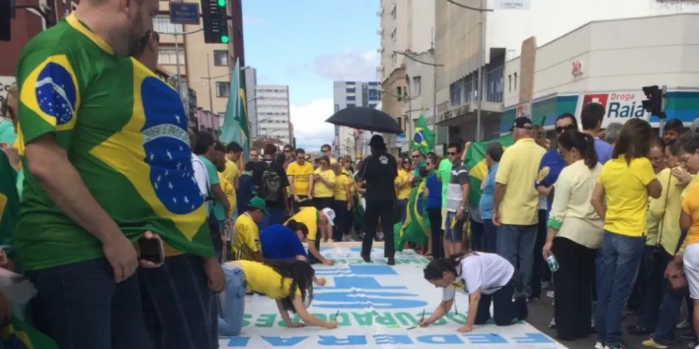 Imagem ilustrativa da imagem Manifestação leva 20 mil pessoas para as ruas em PG