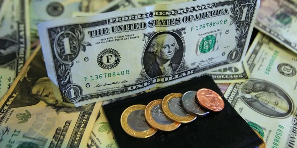 Imagem ilustrativa da imagem Dólar fecha quinta a R$ 3,80, menor valor em três meses