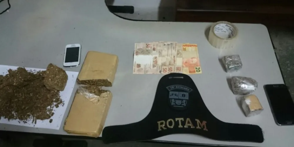 Imagem ilustrativa da imagem Polícia apreende 1 kg de droga e prende três suspeitos de tráfico