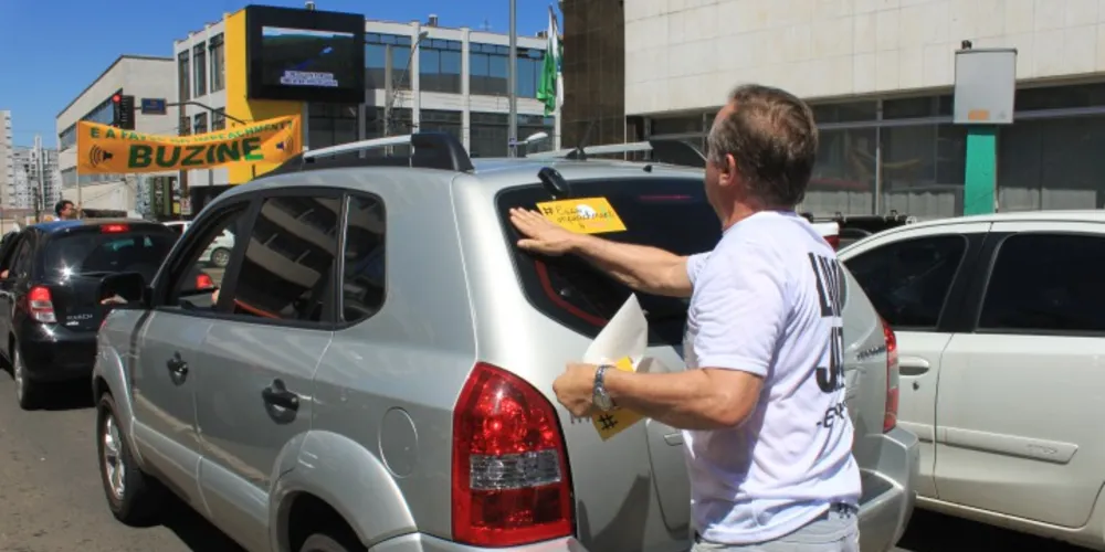 Imagem ilustrativa da imagem Buzinaço no Centro de PG chama população para protesto