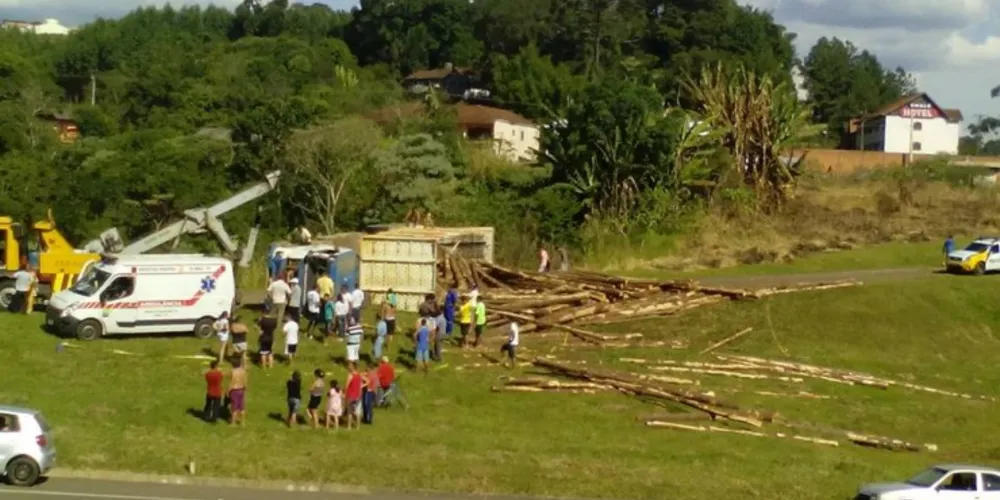 Imagem ilustrativa da imagem Carreta de eucalipto tomba em Imbaú e bloqueia rodovia