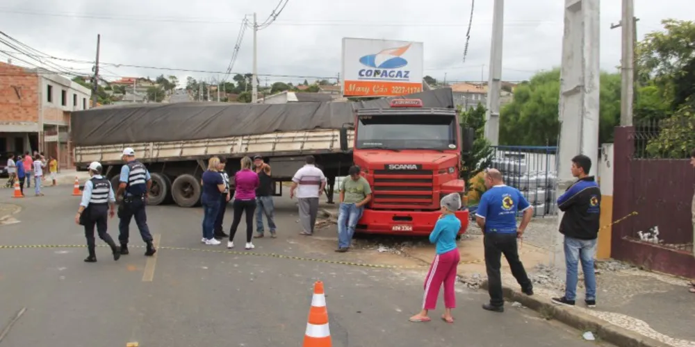 Imagem ilustrativa da imagem Carreta invade loja e deixa parte da Palmeirinha sem energia