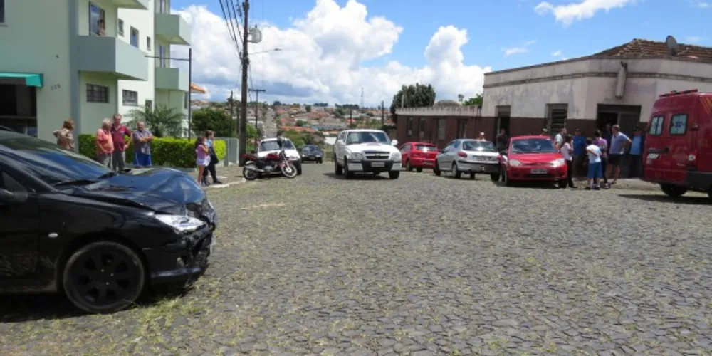 Imagem ilustrativa da imagem Motorista fica ferido em acidente no bairro São José