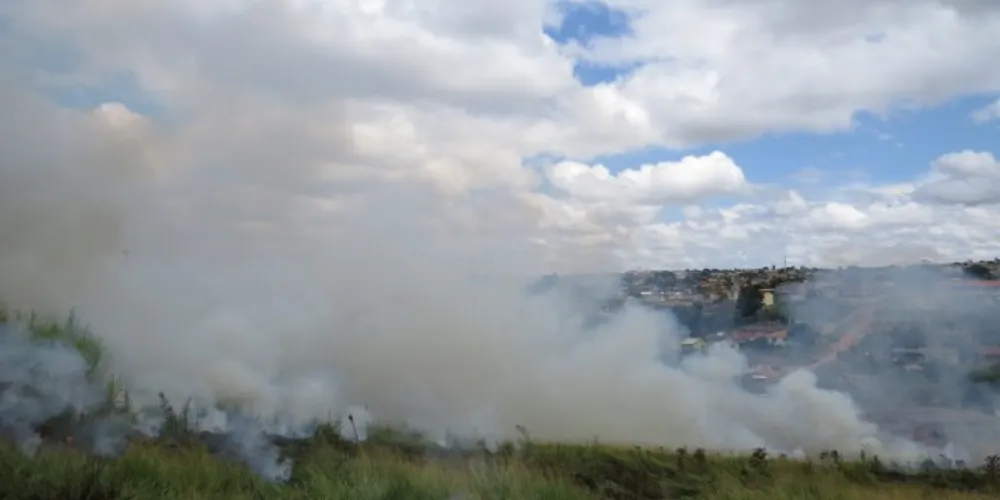 Imagem ilustrativa da imagem Incêndio atrapalha o trânsito na Visconde de Taunay