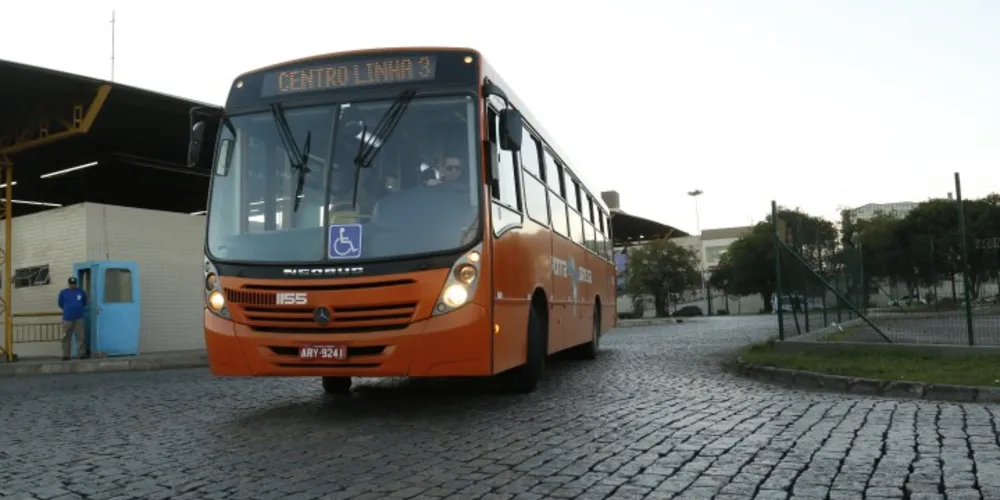 Imagem ilustrativa da imagem Homens perseguem ônibus da VCG e agridem motorista